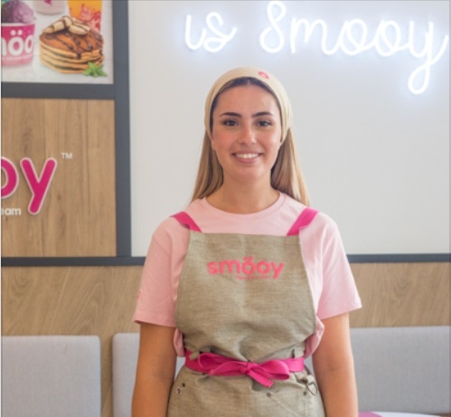 La cadena de yogur helado smöoy renueva los uniformes  de su personal, actualizando materiales y diseño